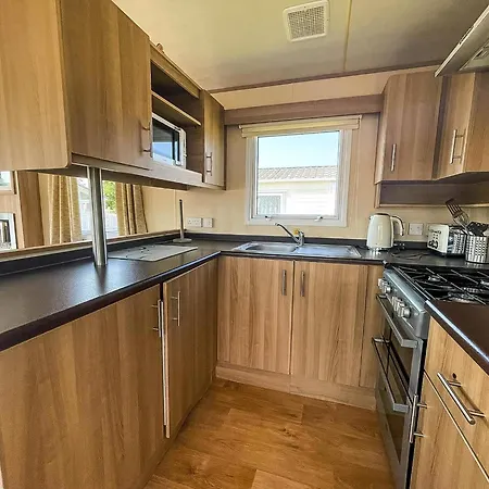 Lovely Caravan With Decking At Cherry Tree Holiday Park In Norfolk Ref 70528C Great Yarmouth Exterior photo