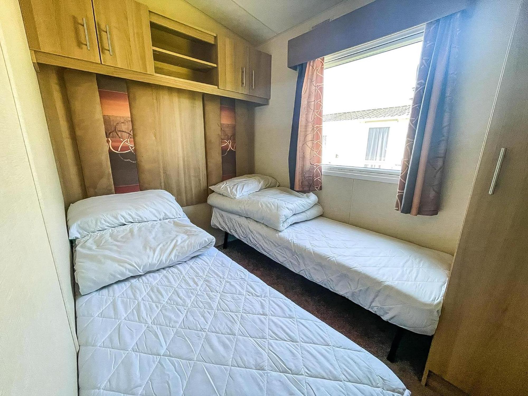 Lovely Caravan With Decking At Cherry Tree In Norfolk Ref 70528c
