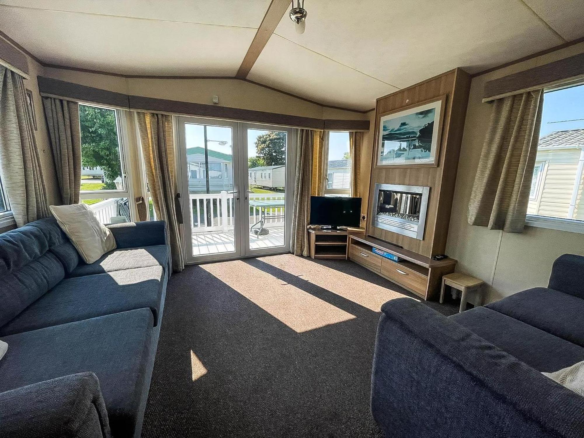 Lovely Caravan With Decking At Cherry Tree In Norfolk Ref 70528c